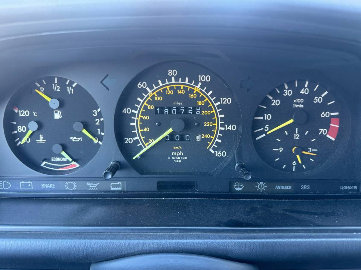 Mercedes-benz-300e-1986-white-64