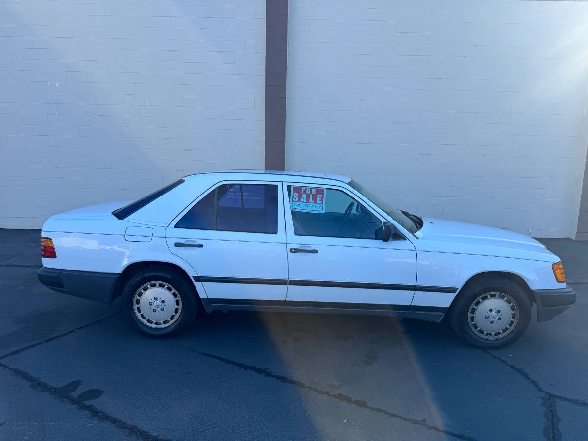 Mercedes-benz-300e-1986-white-66