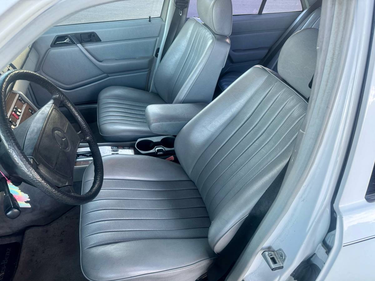 Mercedes-benz-300e-1986-white-67