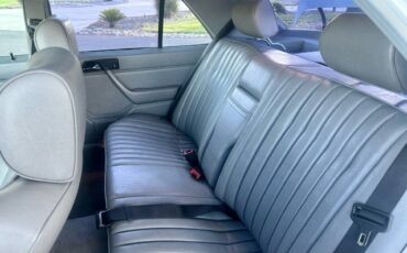 Mercedes-benz-300e-1986-white-69