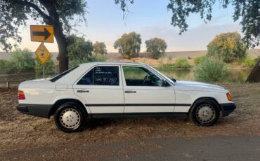 Mercedes-benz-300e-1986-white-7