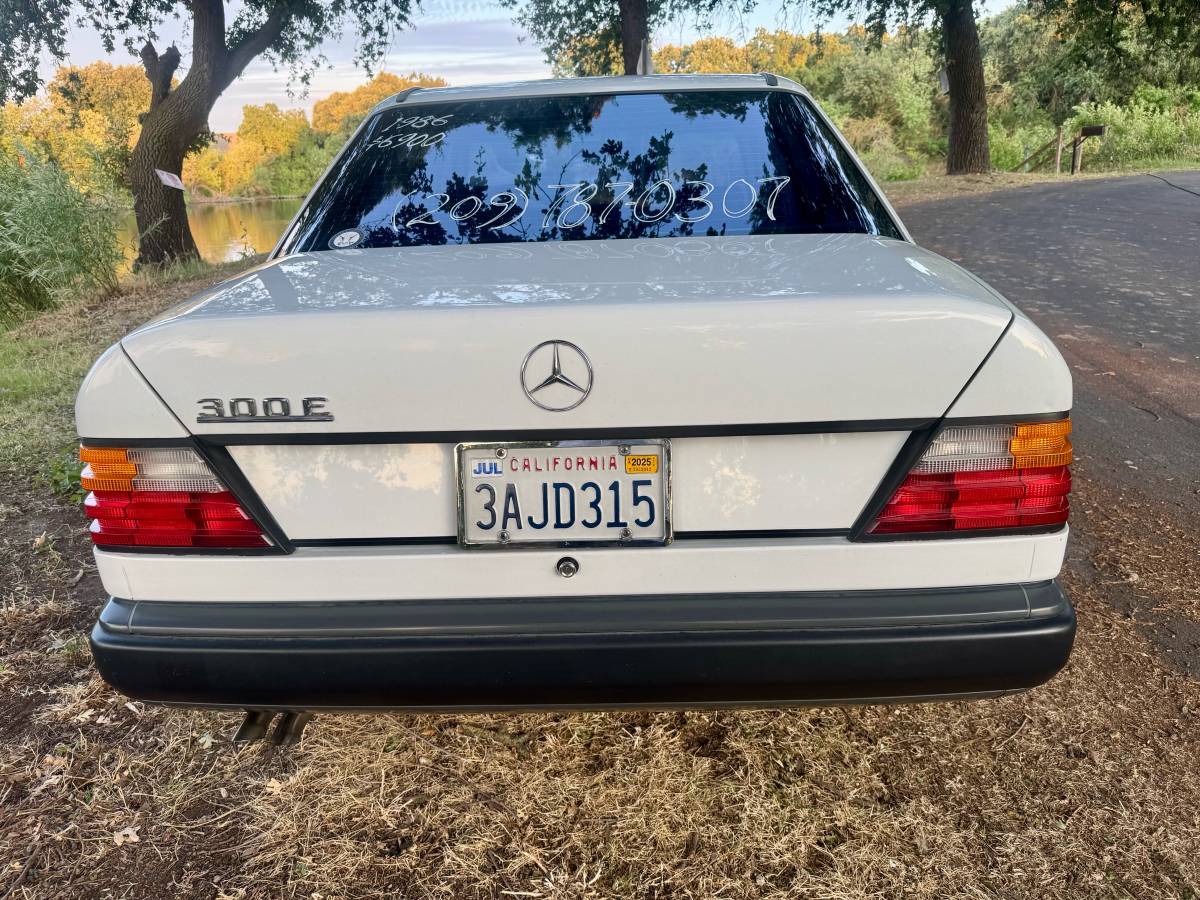 Mercedes-benz-300e-1986-white-71