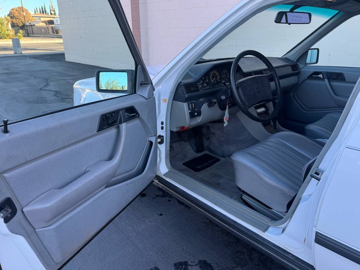Mercedes-benz-300e-1986-white-8