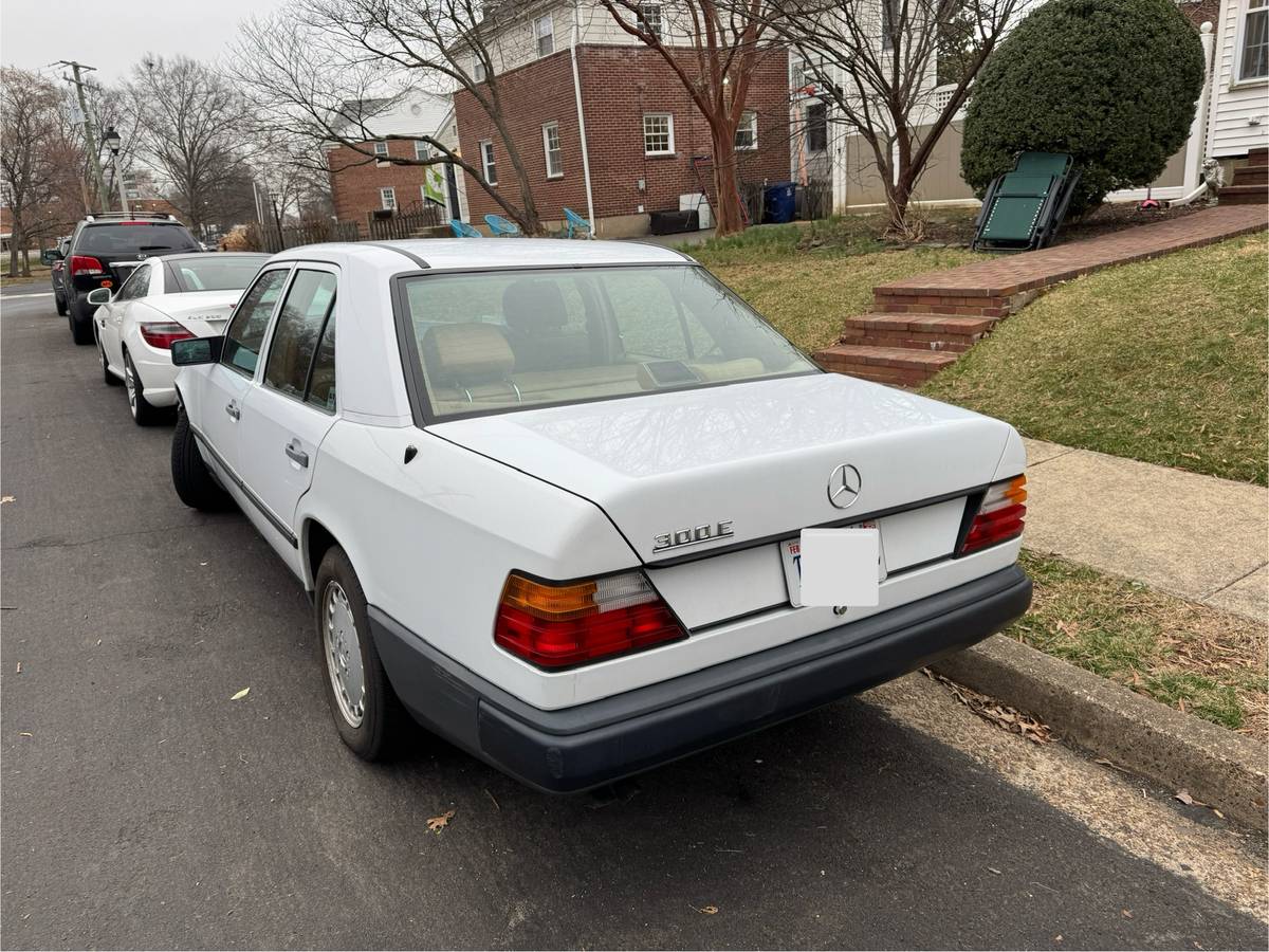 Mercedes-benz-300e-1987-white-2