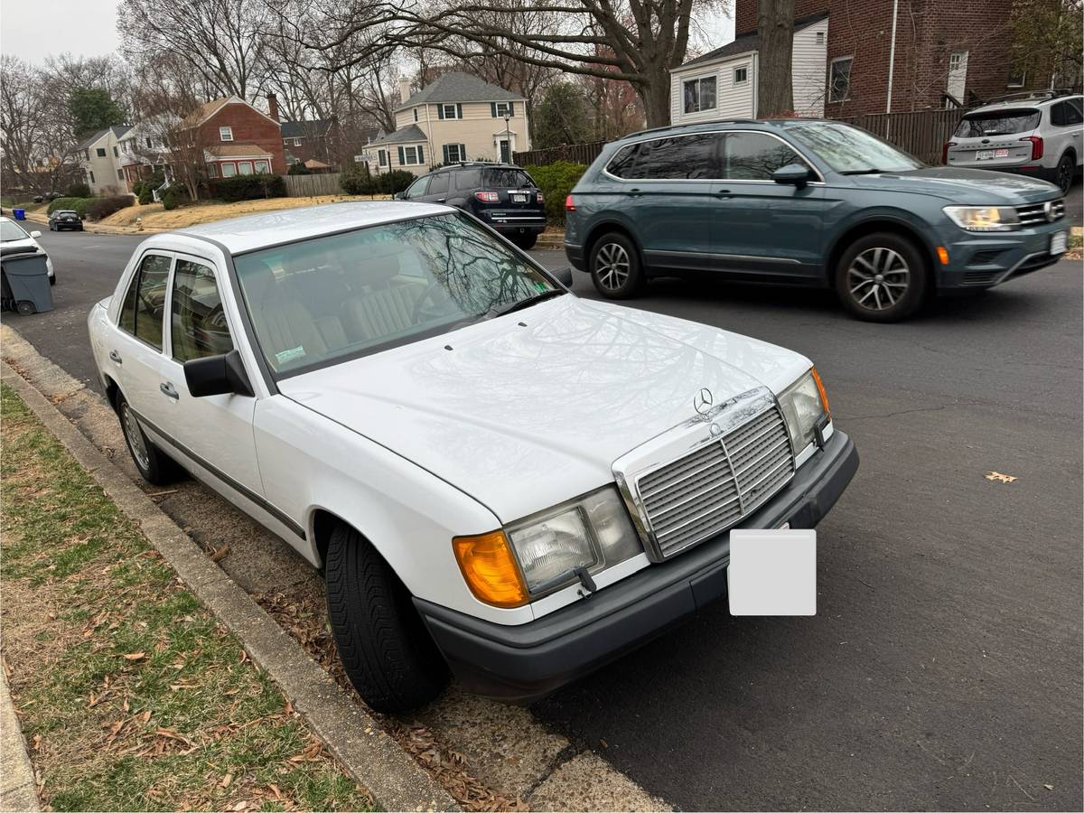 Mercedes-benz-300e-1987-white-3