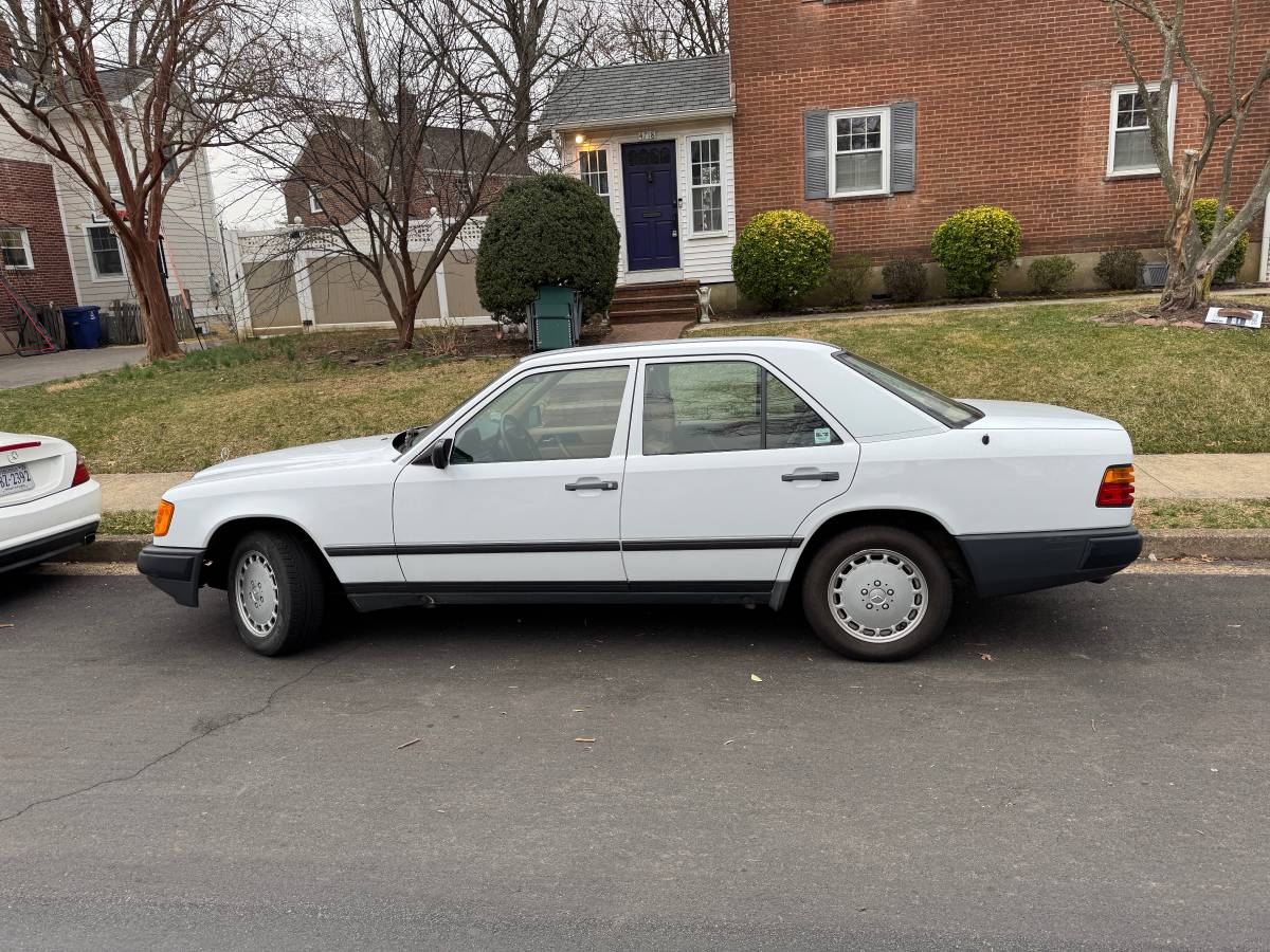 Mercedes-benz-300e-1987-white-5