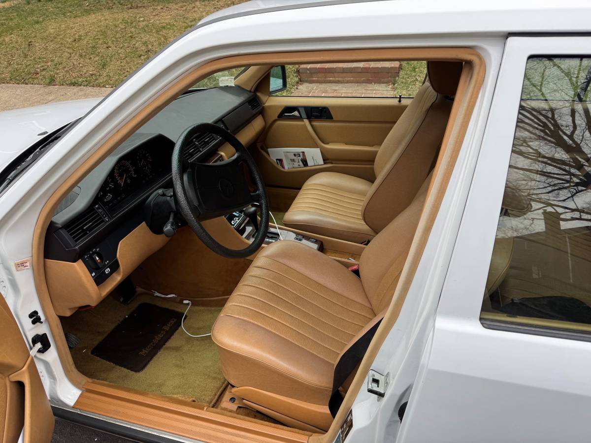 Mercedes-benz-300e-1987-white-6