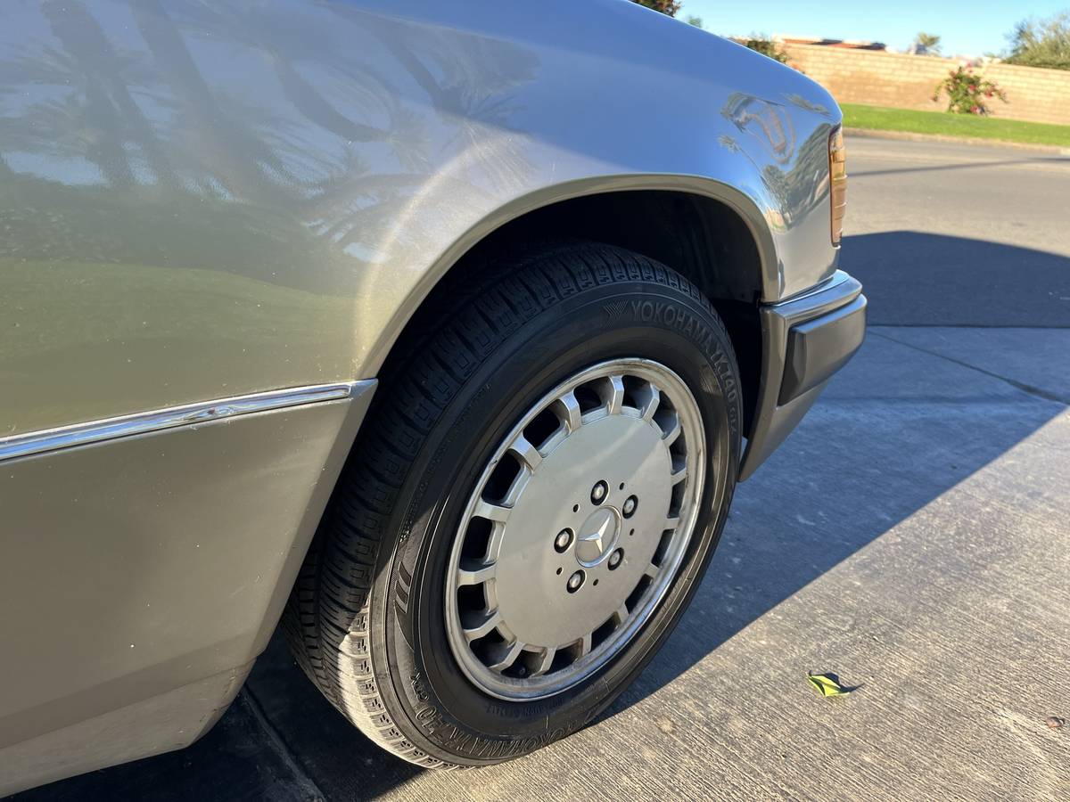 Mercedes-benz-300e-1990-custom-10