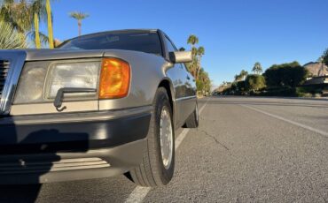 Mercedes-benz-300e-1990-custom-12