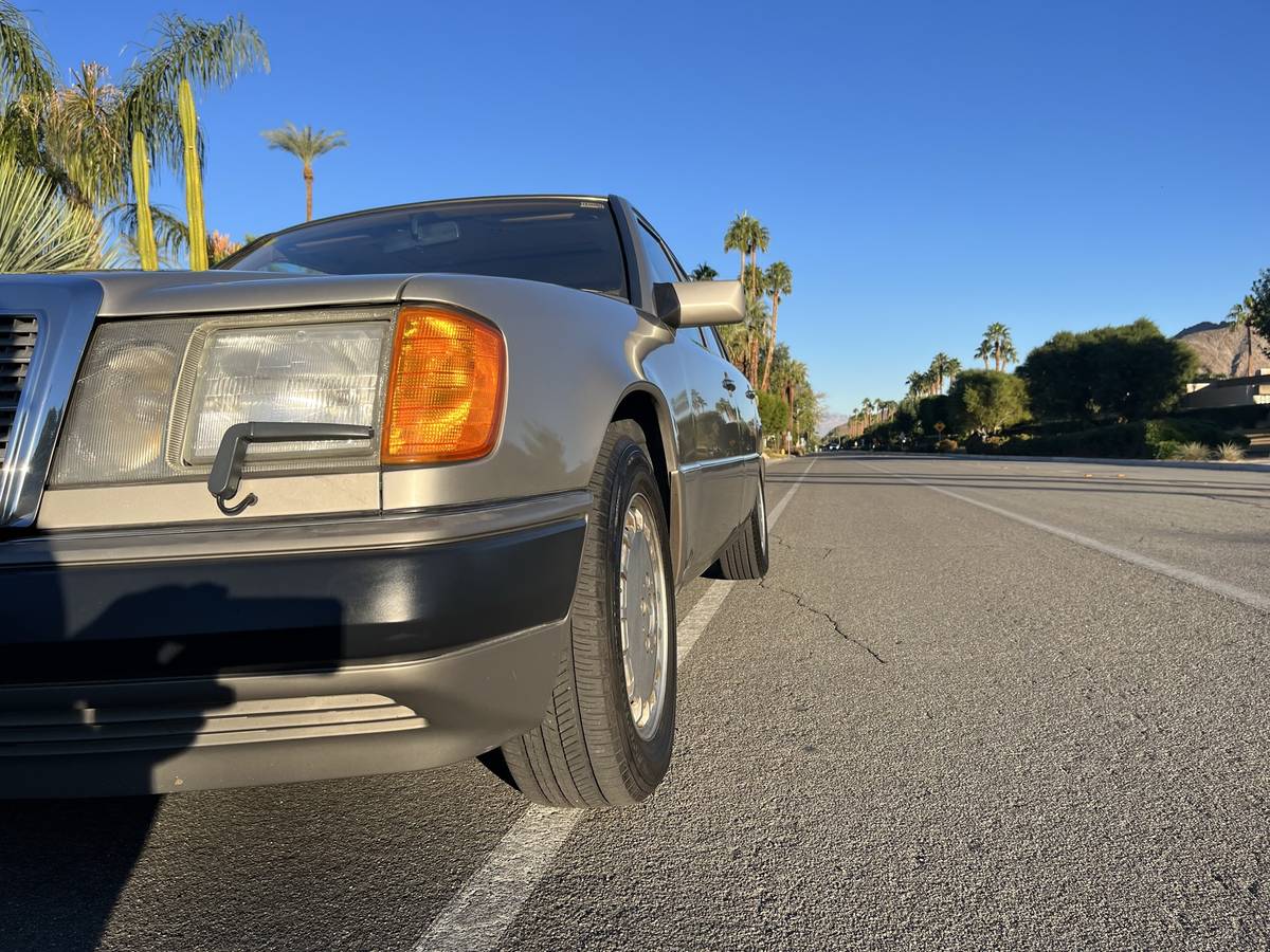 Mercedes-benz-300e-1990-custom-12