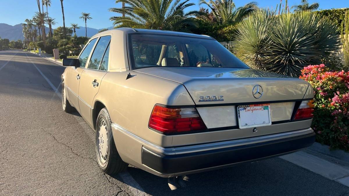 Mercedes-benz-300e-1990-custom-2