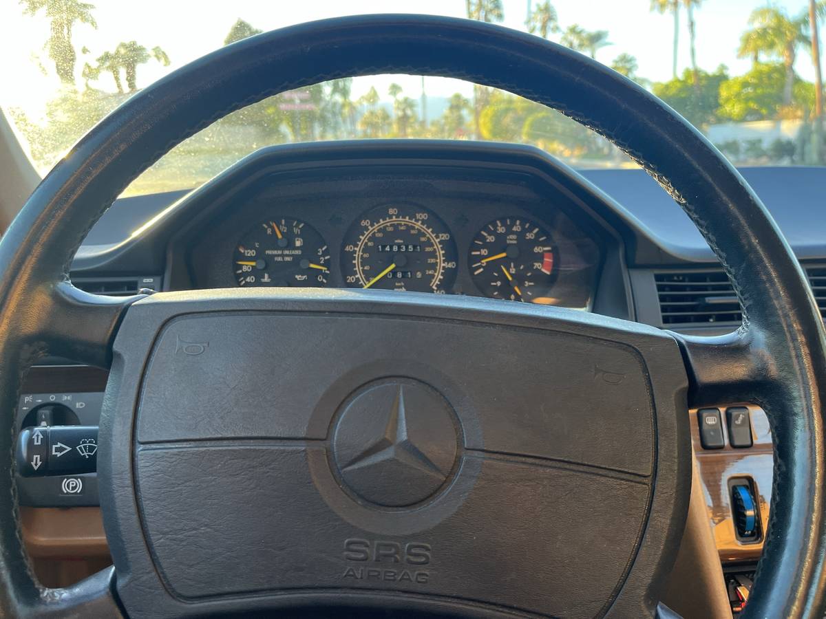 Mercedes-benz-300e-1990-custom-4