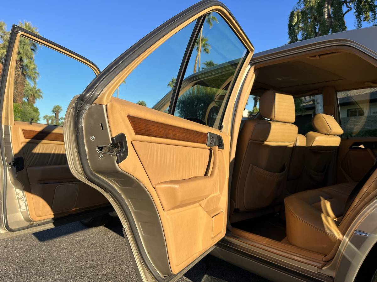 Mercedes-benz-300e-1990-custom-6