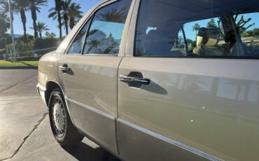 Mercedes-benz-300e-1990-custom-9