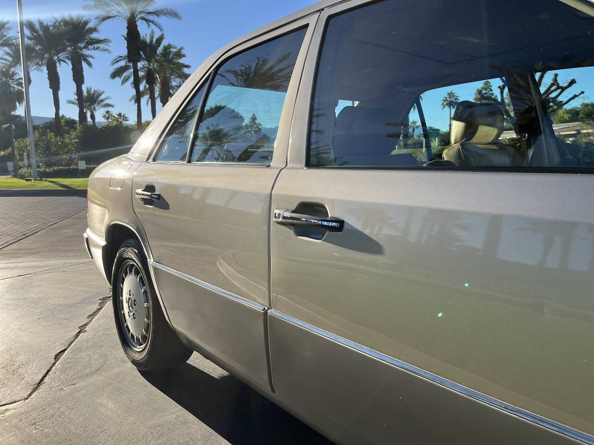 Mercedes-benz-300e-1990-custom-9