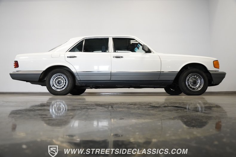 Mercedes-benz-300sd-1984-Classic-White-Blue-11