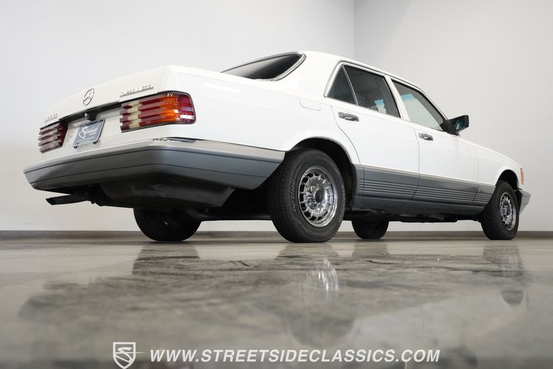 Mercedes-benz-300sd-1984-Classic-White-Blue-19