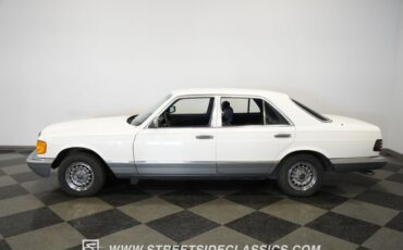 Mercedes-benz-300sd-1984-Classic-White-Blue-2