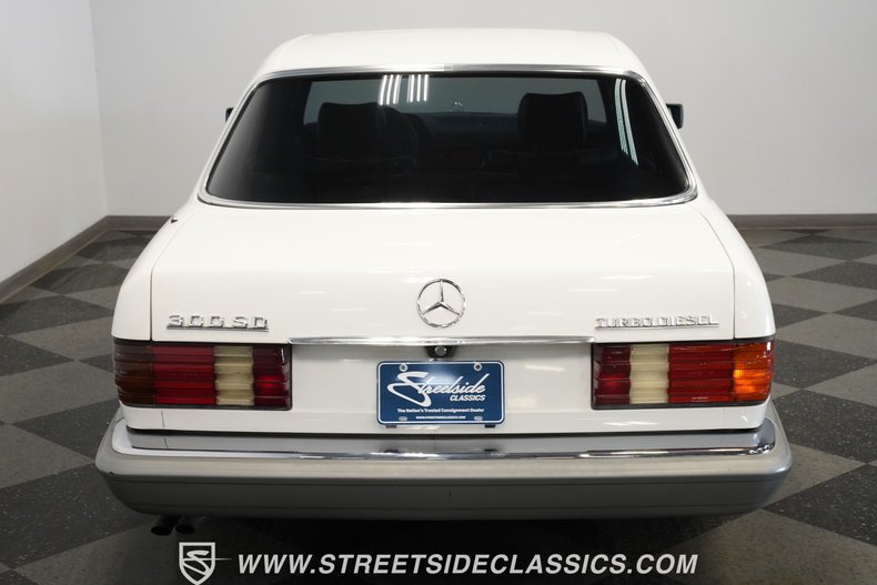 Mercedes-benz-300sd-1984-Classic-White-Blue-22