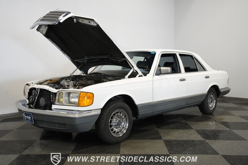 Mercedes-benz-300sd-1984-Classic-White-Blue-26