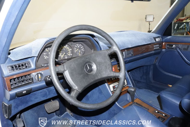 Mercedes-benz-300sd-1984-Classic-White-Blue-30