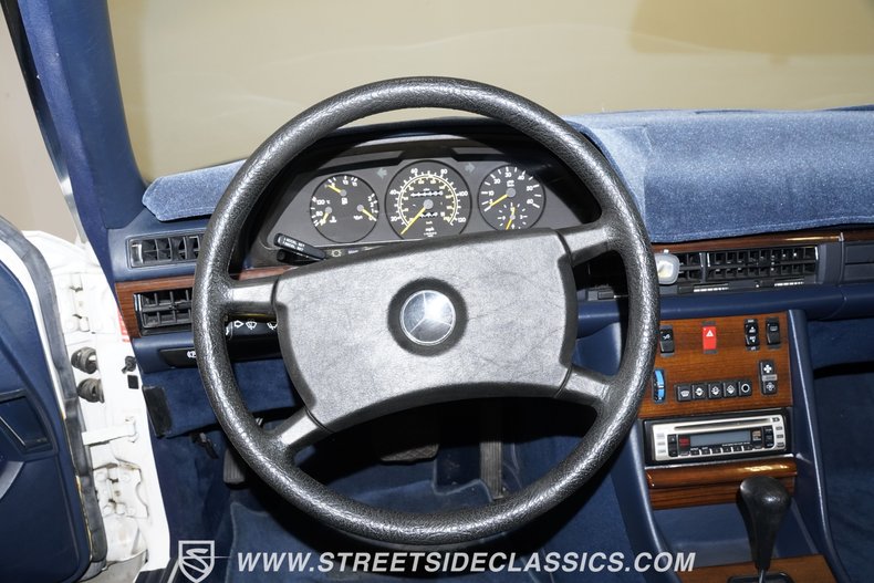 Mercedes-benz-300sd-1984-Classic-White-Blue-31