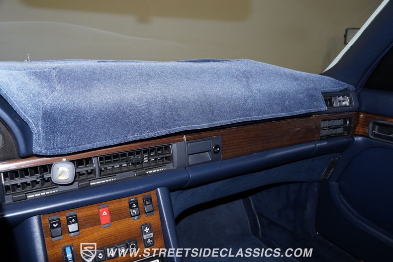 Mercedes-benz-300sd-1984-Classic-White-Blue-34