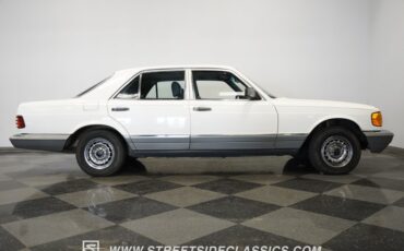 Mercedes-benz-300sd-1984-Classic-White-Blue-4