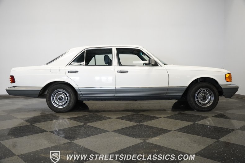 Mercedes-benz-300sd-1984-Classic-White-Blue-4