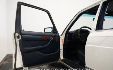 Mercedes-benz-300sd-1984-Classic-White-Blue-44