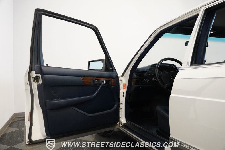 Mercedes-benz-300sd-1984-Classic-White-Blue-44