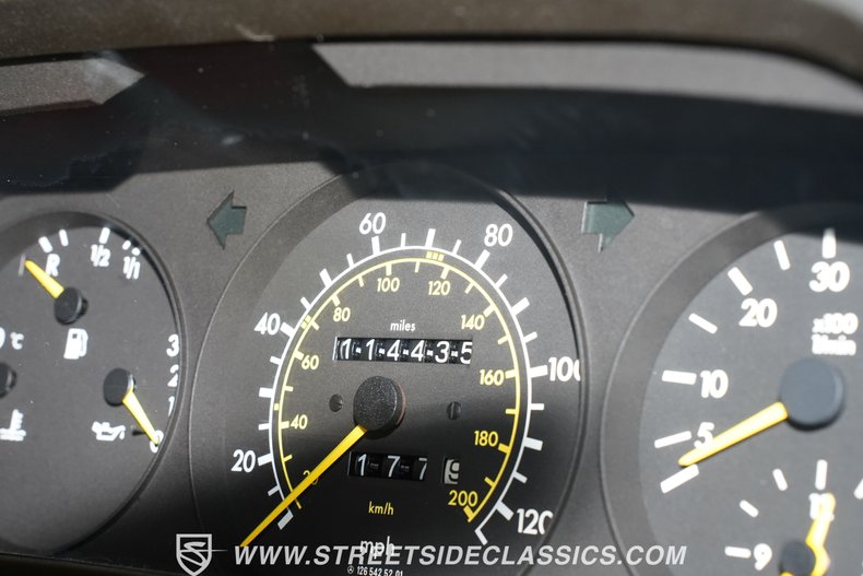 Mercedes-benz-300sd-1984-Classic-White-Blue-46