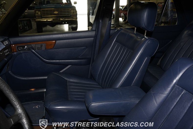 Mercedes-benz-300sd-1984-Classic-White-Blue-47