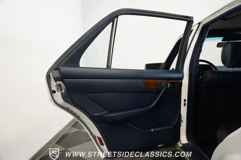 Mercedes-benz-300sd-1984-Classic-White-Blue-48