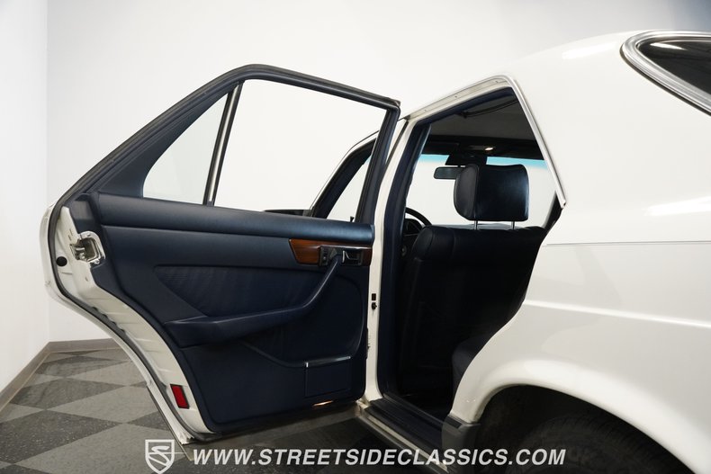 Mercedes-benz-300sd-1984-Classic-White-Blue-49
