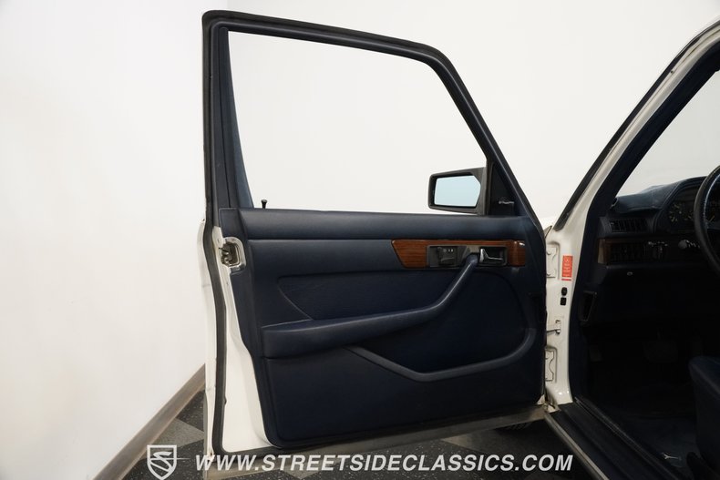 Mercedes-benz-300sd-1984-Classic-White-Blue-7