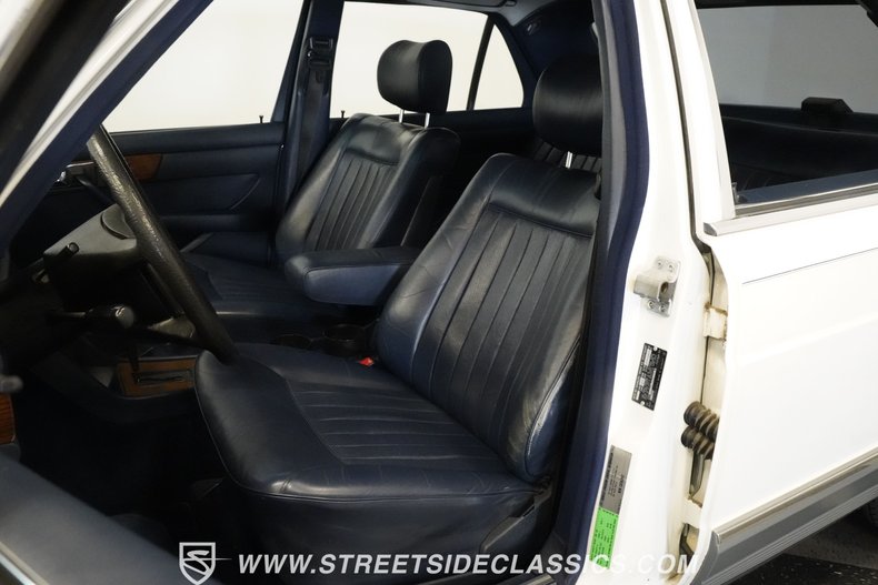 Mercedes-benz-300sd-1984-Classic-White-Blue-8