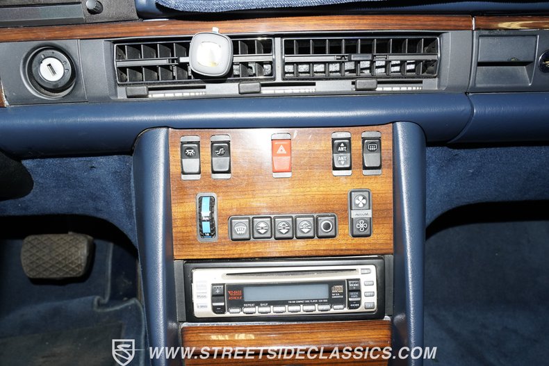 Mercedes-benz-300sd-1984-Classic-White-Blue-9
