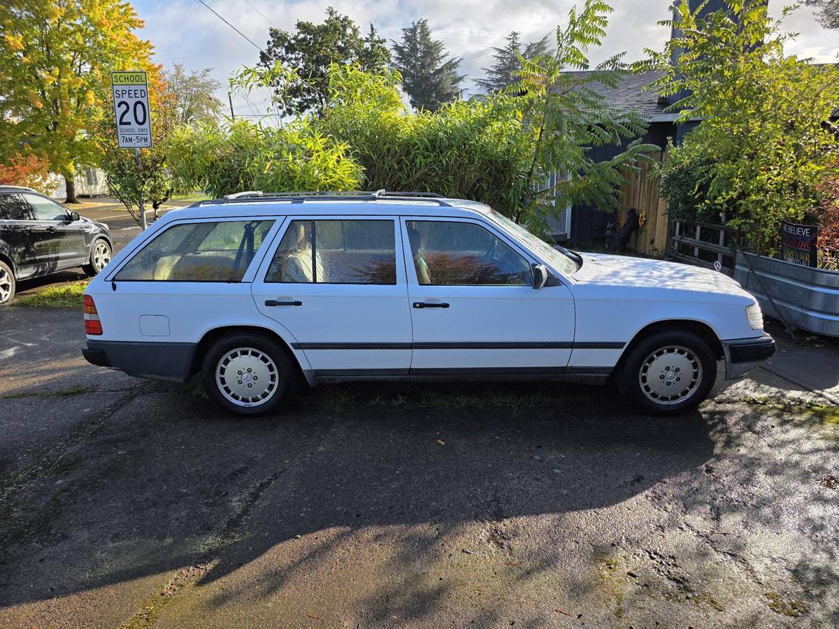 Mercedes-benz-300td-diesel-1987-white-12