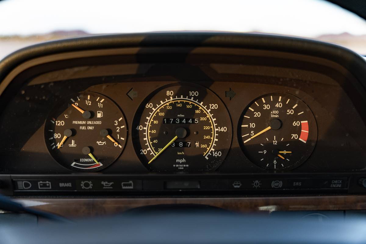 Mercedes-benz-560-sl-1986-white-18