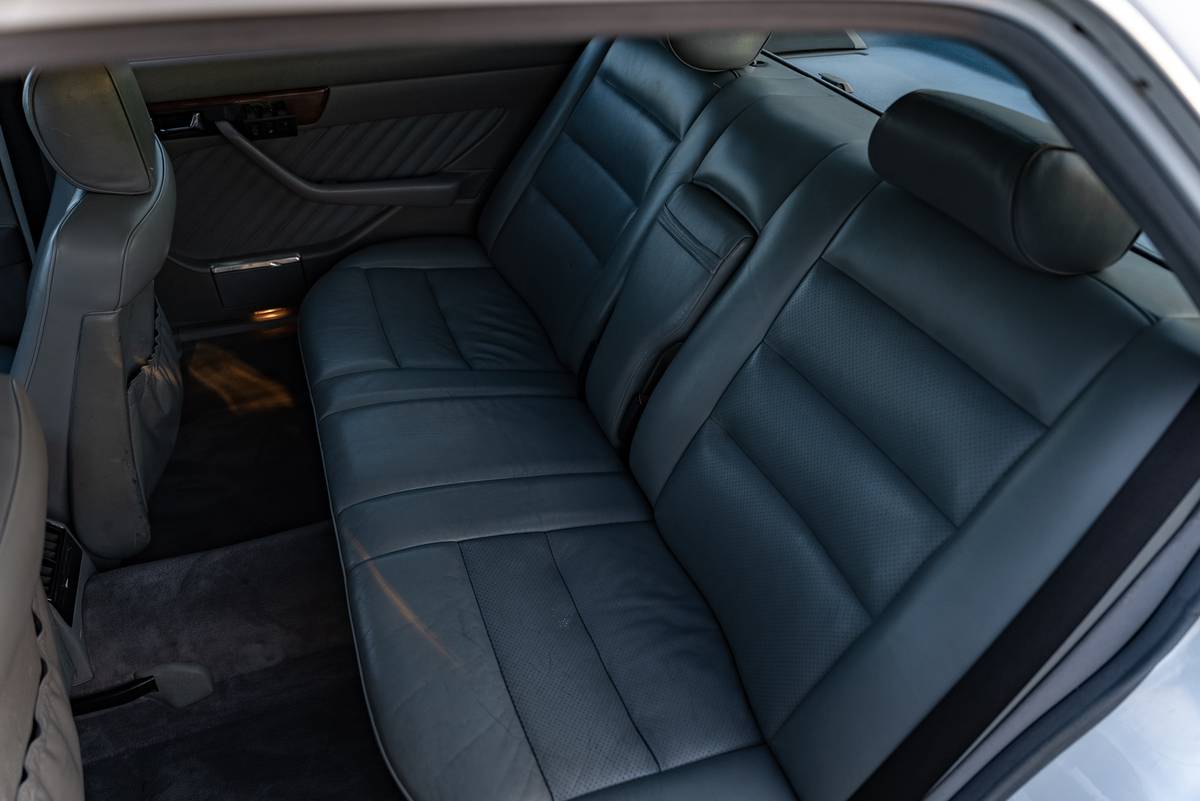 Mercedes-benz-560-sl-1986-white-2