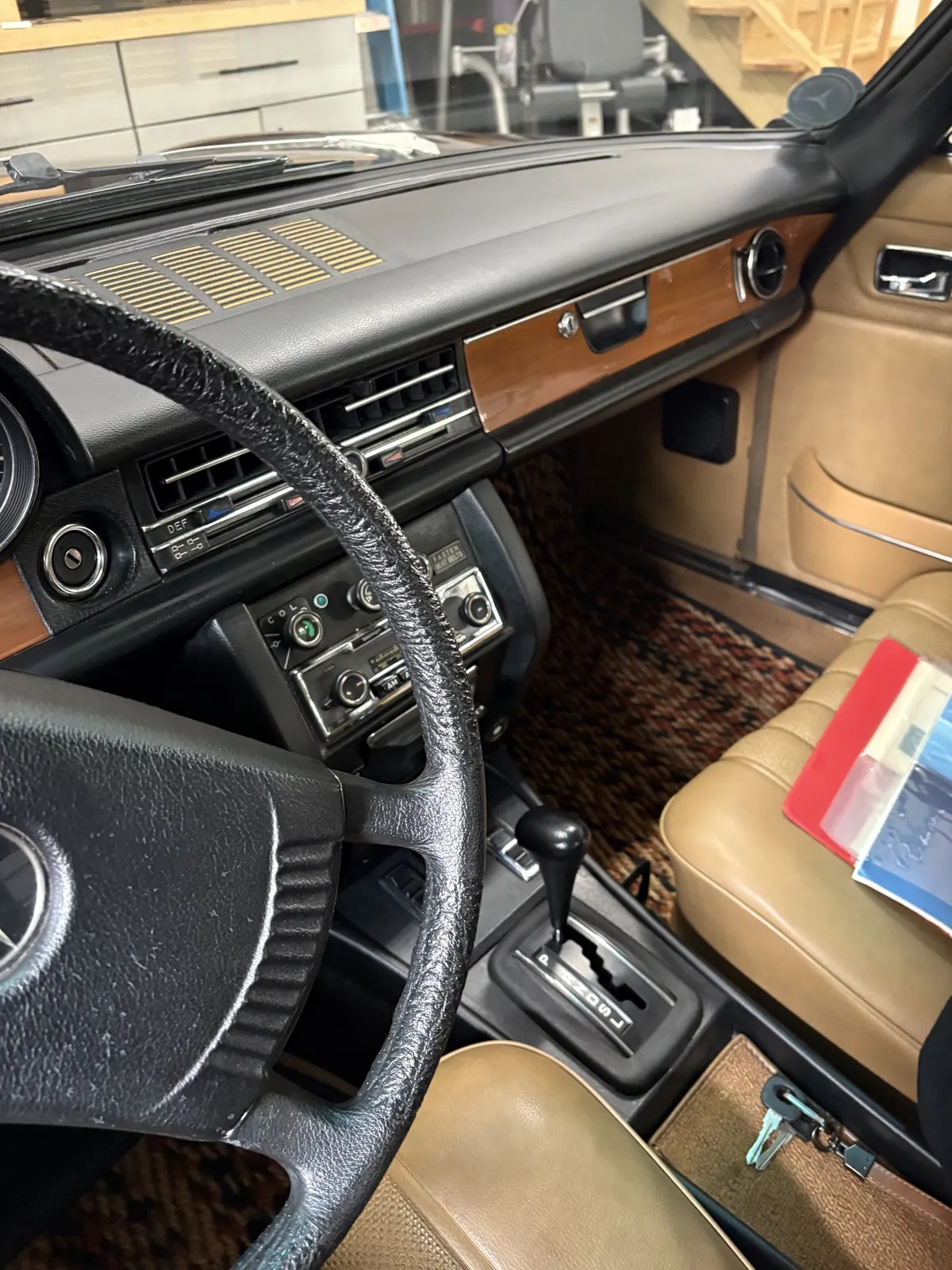Mercedes-benz-C-class-1975-Burgundy-Tan-10