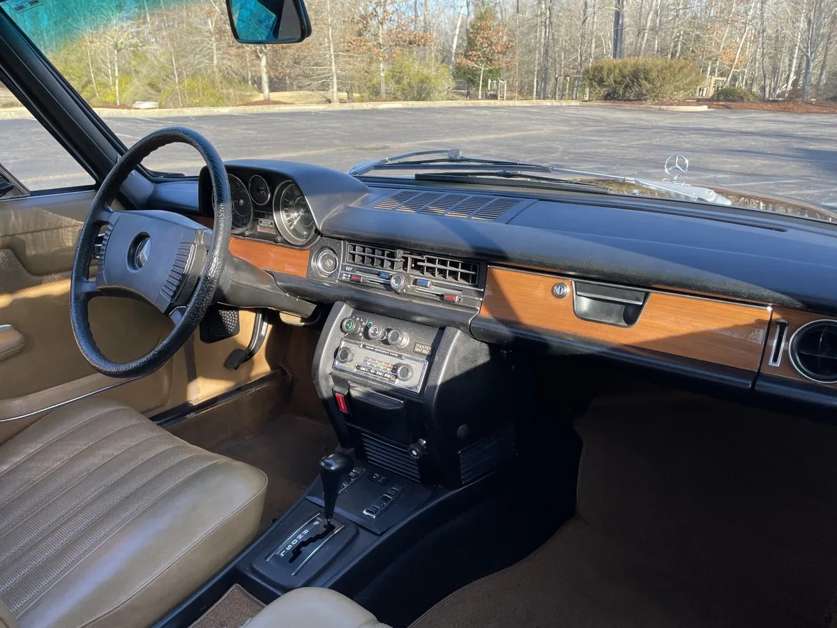 Mercedes-benz-C-class-1975-Burgundy-Tan-16