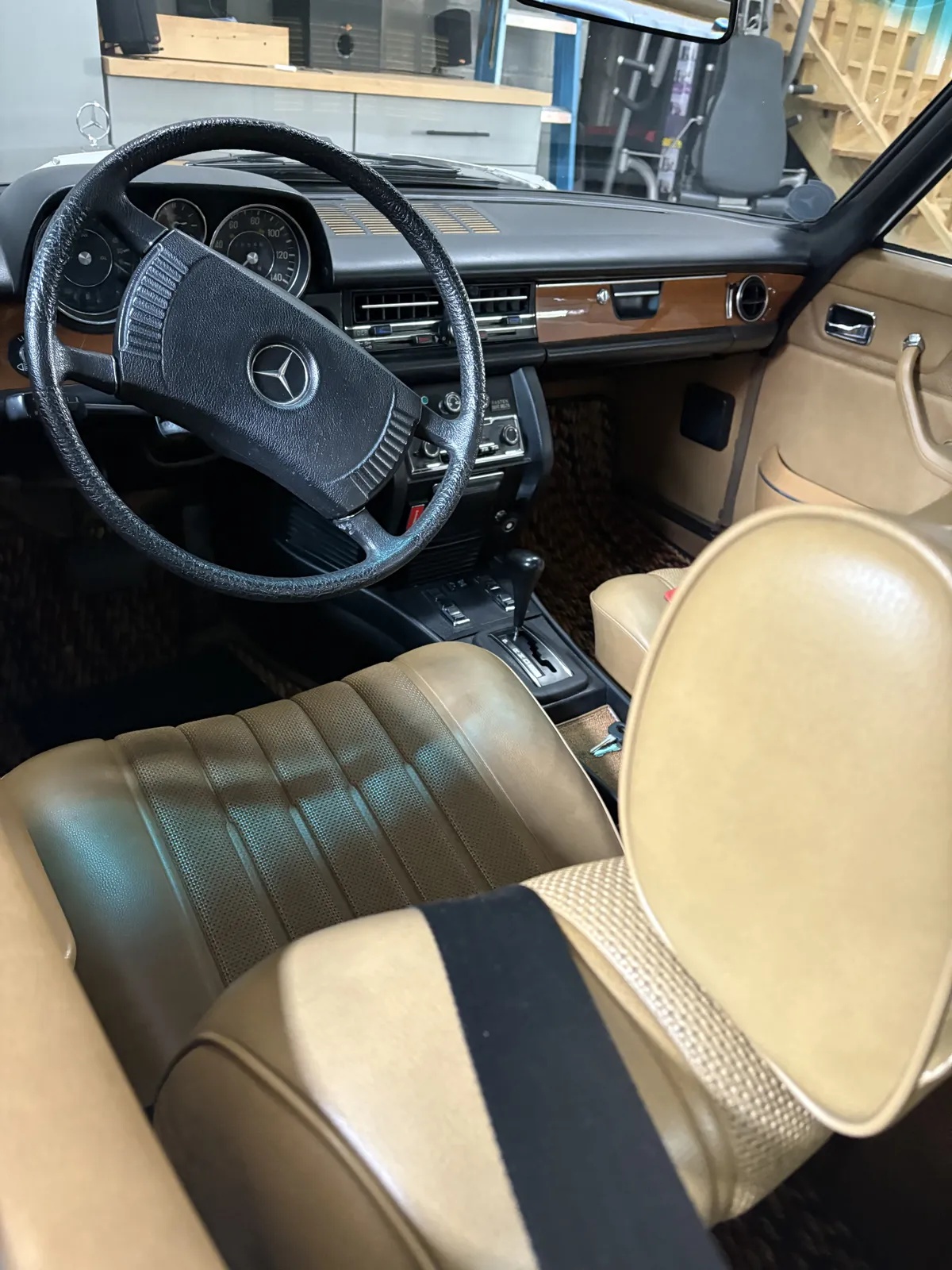 Mercedes-benz-C-class-1975-Burgundy-Tan-8