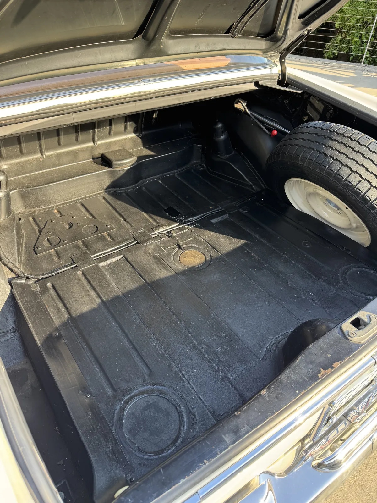 Mercedes-benz-Se-1967-Cream-Saddle-6