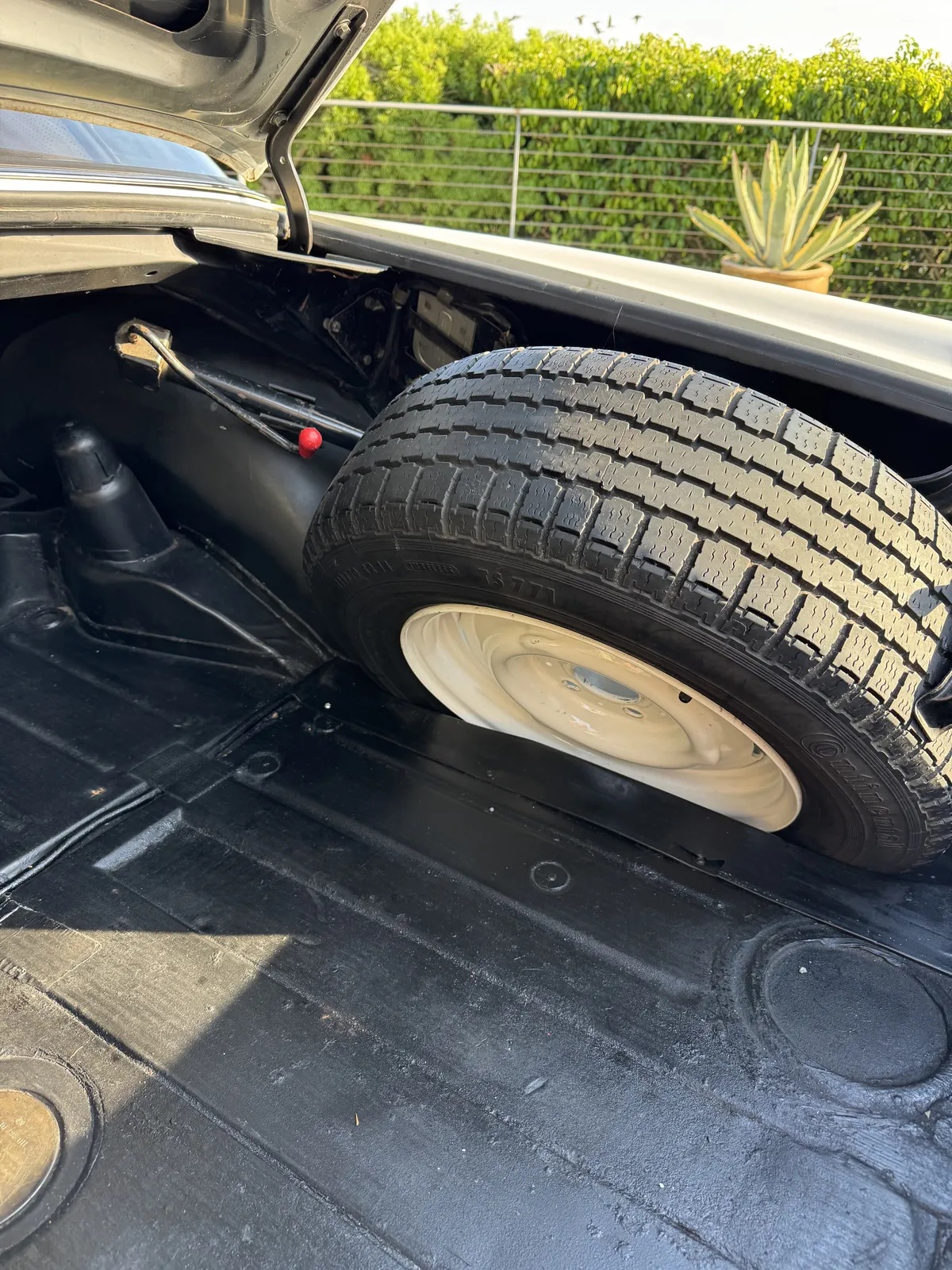 Mercedes-benz-Se-1967-Cream-Saddle-7