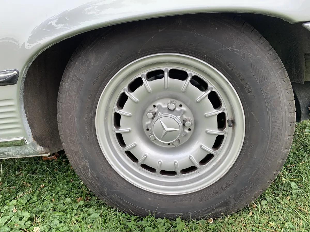 Mercedes-benz-Sl-class-1980-Silver-Black-19