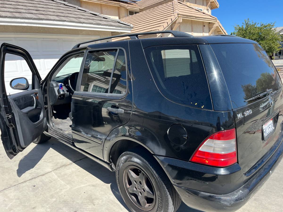 Mercedes-benz-clk320-1996-black-2