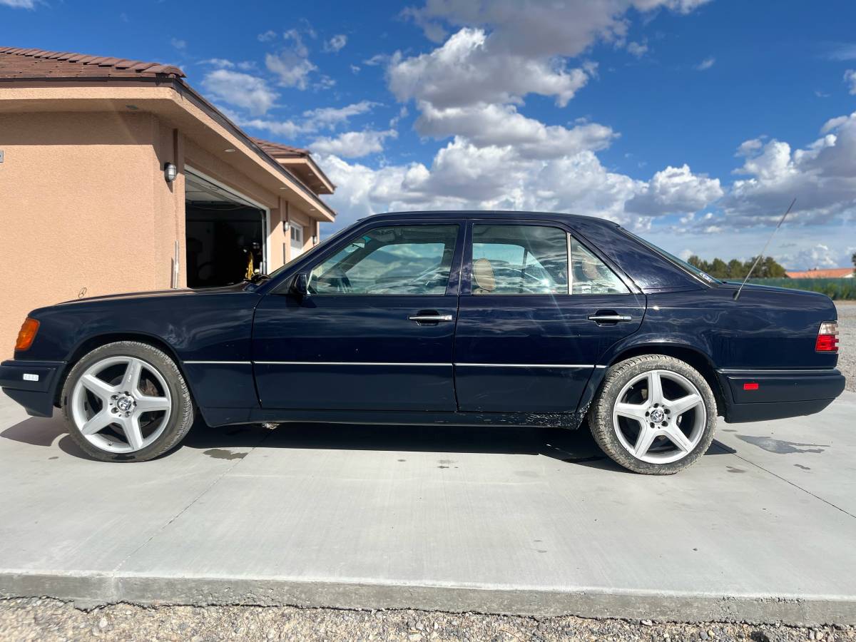 Mercedes-benz-e-class-1995-blue-1