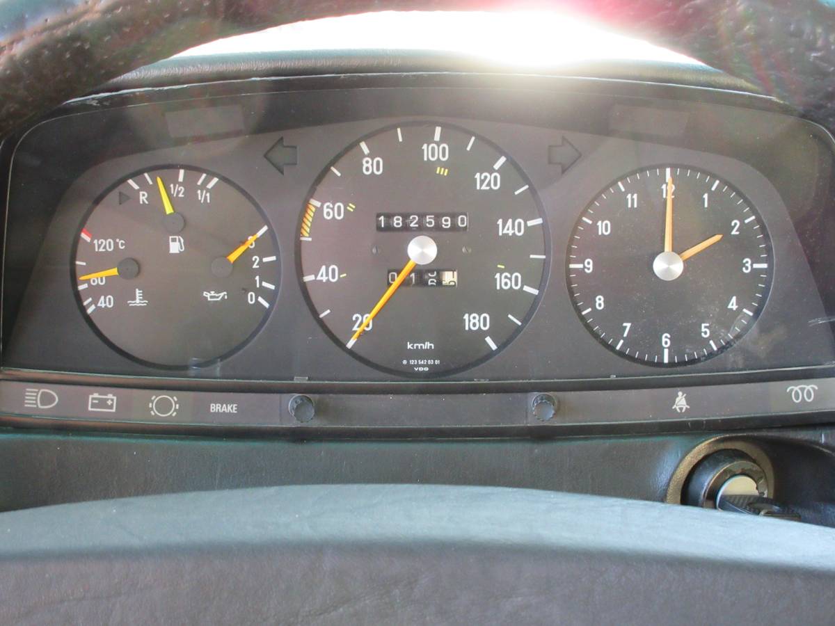 Mercedes-benz-e-class-diesel-1981-blue-16